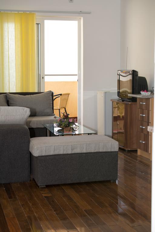 Apartments And Studios Anicic อัตเจฮะห์ ภายนอก รูปภาพ